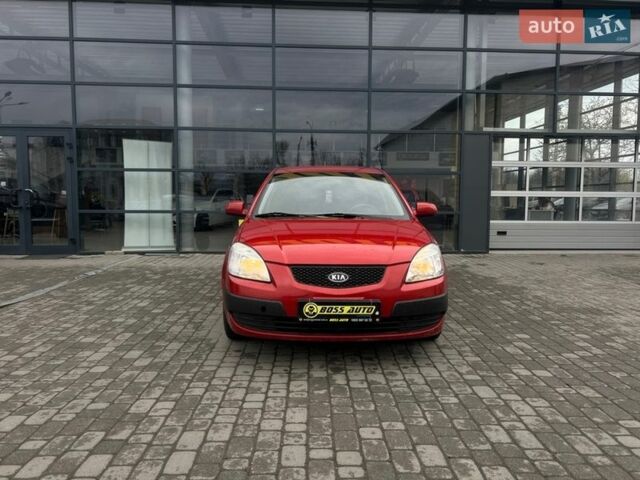 Красный Киа Рио, объемом двигателя 1.4 л и пробегом 274 тыс. км за 4100 $, фото 1 на Automoto.ua