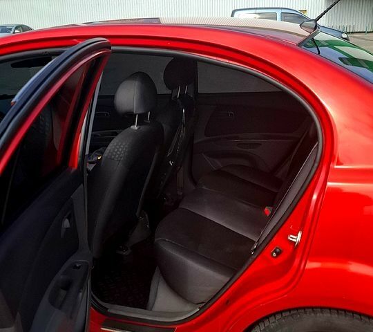 Красный Киа Рио, объемом двигателя 1.4 л и пробегом 171 тыс. км за 5000 $, фото 8 на Automoto.ua