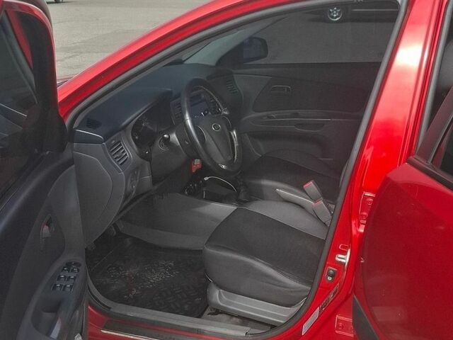 Красный Киа Рио, объемом двигателя 1.4 л и пробегом 174 тыс. км за 4400 $, фото 11 на Automoto.ua