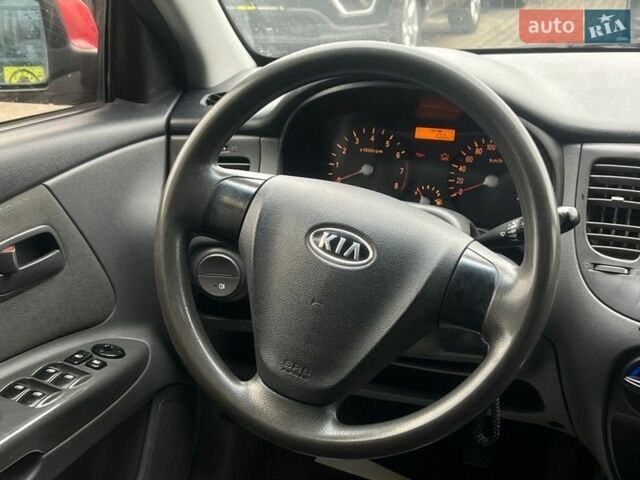 Красный Киа Рио, объемом двигателя 1.4 л и пробегом 274 тыс. км за 4100 $, фото 11 на Automoto.ua