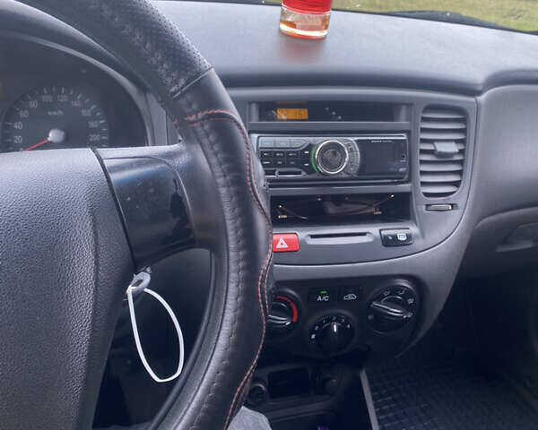 Кіа Ріо 2008 у Бородянке на Automoto.ua Червоний Кіа Ріо, об'ємом двигуна 1.4 л та пробігом 290 тис. км за 3999 $, фото 6 на Automoto.ua