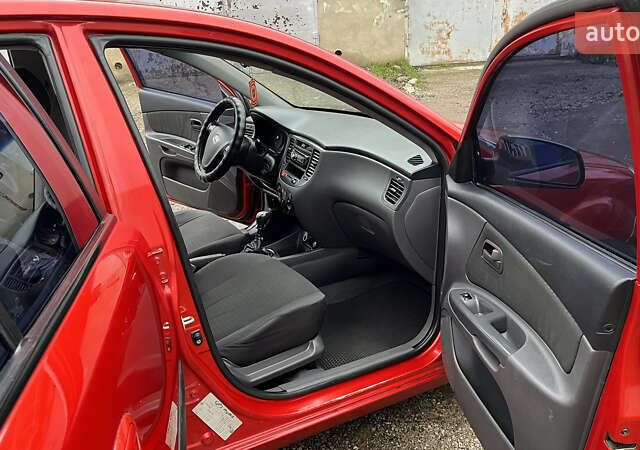 Красный Киа Рио, объемом двигателя 1.49 л и пробегом 198 тыс. км за 3999 $, фото 3 на Automoto.ua