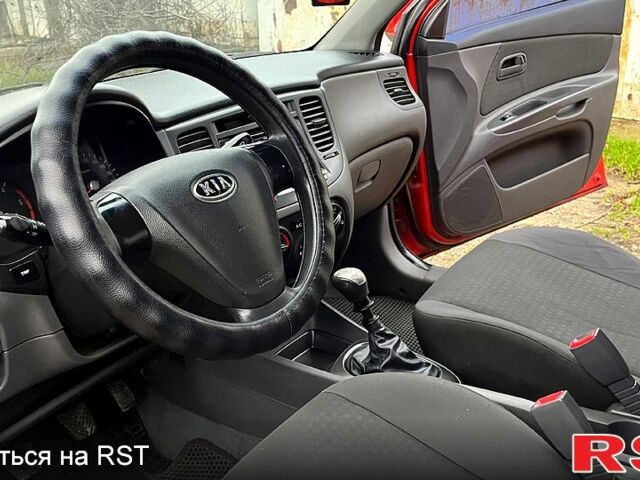 Красный Киа Рио, объемом двигателя 1.5 л и пробегом 198 тыс. км за 3999 $, фото 8 на Automoto.ua