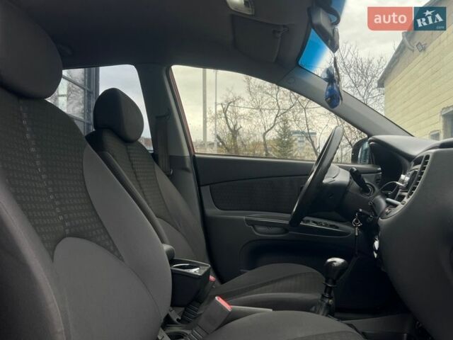 Красный Киа Рио, объемом двигателя 1.4 л и пробегом 274 тыс. км за 4100 $, фото 12 на Automoto.ua