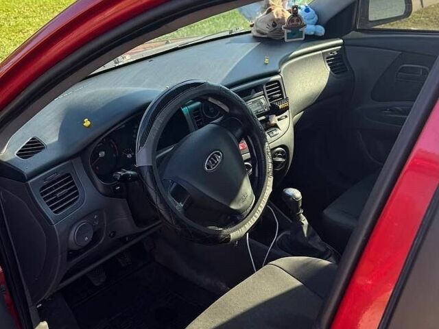 Красный Киа Рио, объемом двигателя 1.5 л и пробегом 305 тыс. км за 3000 $, фото 3 на Automoto.ua