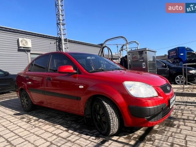 Красный Киа Рио, объемом двигателя 1.4 л и пробегом 274 тыс. км за 3800 $, фото 4 на Automoto.ua