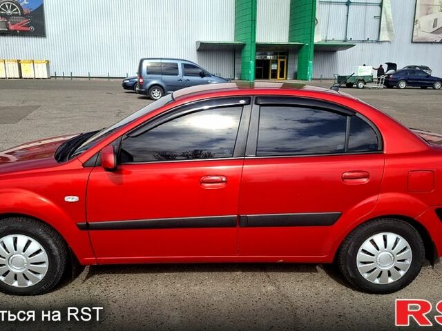 Красный Киа Рио, объемом двигателя 1.4 л и пробегом 171 тыс. км за 5000 $, фото 2 на Automoto.ua