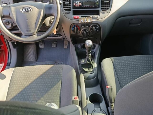 Червоний Кіа Ріо, об'ємом двигуна 1.4 л та пробігом 137 тис. км за 4600 $, фото 8 на Automoto.ua