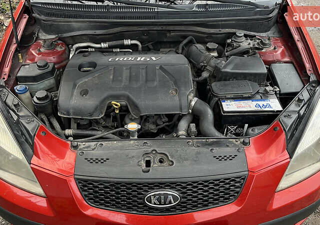 Красный Киа Рио, объемом двигателя 1.49 л и пробегом 198 тыс. км за 3999 $, фото 1 на Automoto.ua
