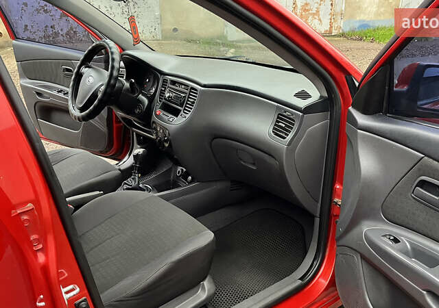 Красный Киа Рио, объемом двигателя 1.49 л и пробегом 198 тыс. км за 3999 $, фото 7 на Automoto.ua