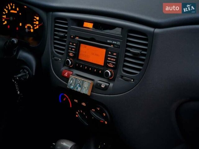 Красный Киа Рио, объемом двигателя 1.4 л и пробегом 100 тыс. км за 6990 $, фото 41 на Automoto.ua