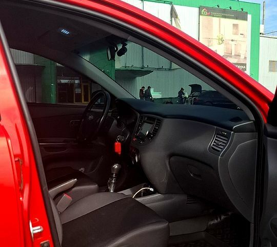 Красный Киа Рио, объемом двигателя 1.4 л и пробегом 171 тыс. км за 5000 $, фото 11 на Automoto.ua