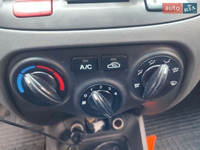 Червоний Кіа Ріо, об'ємом двигуна 1.4 л та пробігом 185 тис. км за 4500 $, фото 18 на Automoto.ua