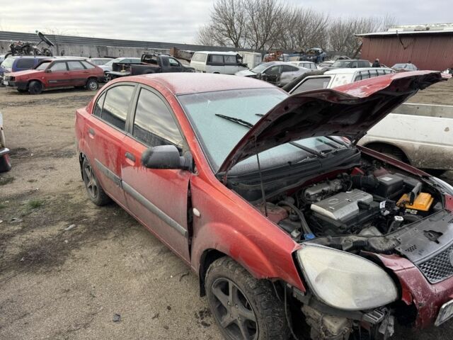 Красный Киа Рио, объемом двигателя 1.4 л и пробегом 240 тыс. км за 1500 $, фото 2 на Automoto.ua