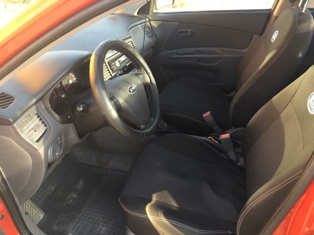 Красный Киа Рио, объемом двигателя 1.4 л и пробегом 116 тыс. км за 5800 $, фото 2 на Automoto.ua