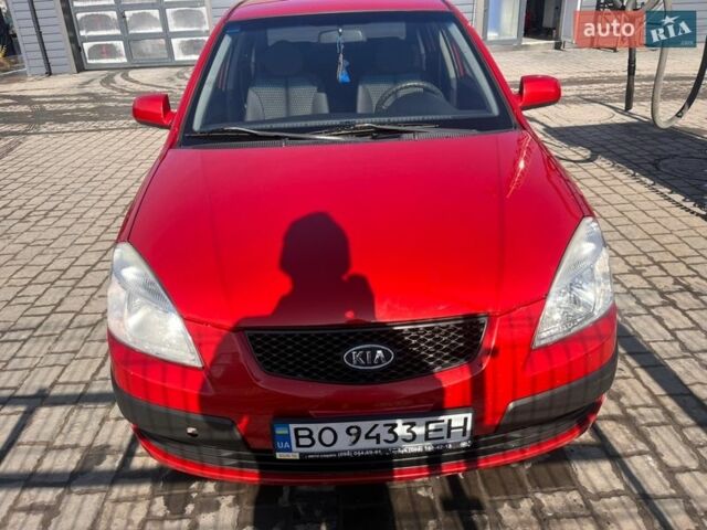 Красный Киа Рио, объемом двигателя 1.4 л и пробегом 274 тыс. км за 3800 $, фото 1 на Automoto.ua