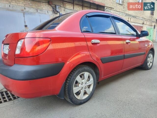 Красный Киа Рио, объемом двигателя 1.4 л и пробегом 185 тыс. км за 4200 $, фото 4 на Automoto.ua