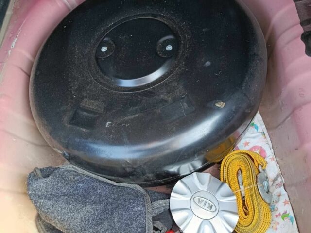 Червоний Кіа Ріо, об'ємом двигуна 1.4 л та пробігом 137 тис. км за 4600 $, фото 14 на Automoto.ua