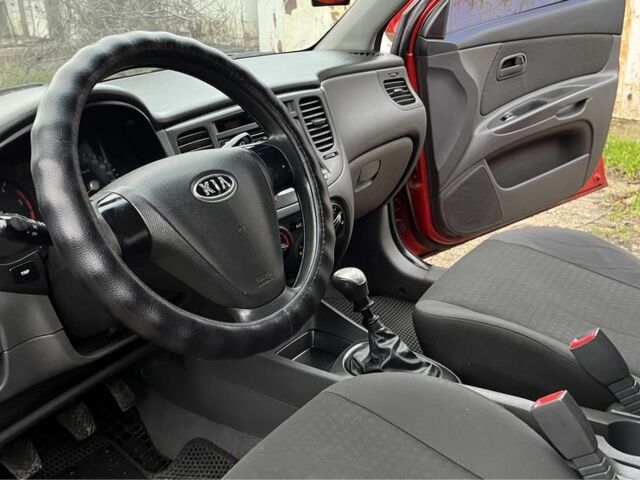 Красный Киа Рио, объемом двигателя 1.5 л и пробегом 198 тыс. км за 3999 $, фото 16 на Automoto.ua