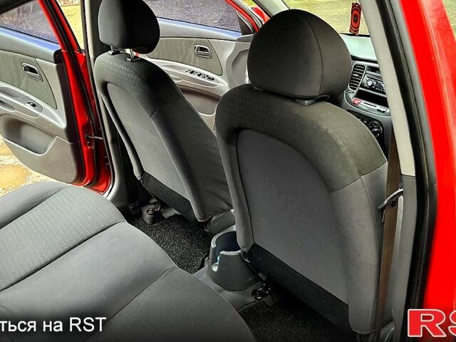 Красный Киа Рио, объемом двигателя 1.5 л и пробегом 198 тыс. км за 3999 $, фото 6 на Automoto.ua
