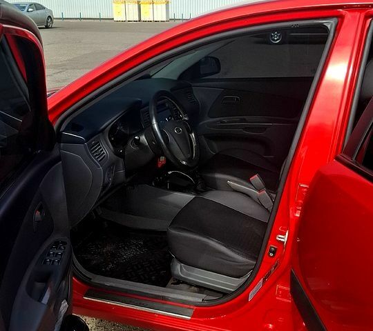 Красный Киа Рио, объемом двигателя 1.4 л и пробегом 171 тыс. км за 5000 $, фото 7 на Automoto.ua