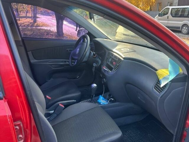 Червоний Кіа Ріо, об'ємом двигуна 1.4 л та пробігом 215 тис. км за 4100 $, фото 6 на Automoto.ua