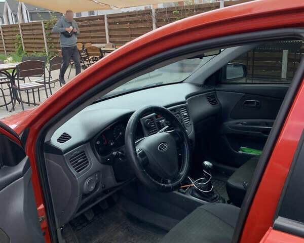 Красный Киа Рио, объемом двигателя 1.5 л и пробегом 277 тыс. км за 3400 $, фото 5 на Automoto.ua