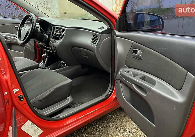 Красный Киа Рио, объемом двигателя 1.49 л и пробегом 198 тыс. км за 3999 $, фото 10 на Automoto.ua