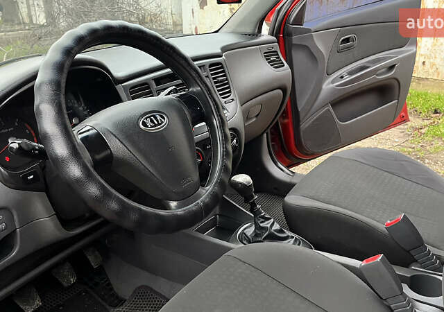 Красный Киа Рио, объемом двигателя 1.49 л и пробегом 198 тыс. км за 3999 $, фото 14 на Automoto.ua
