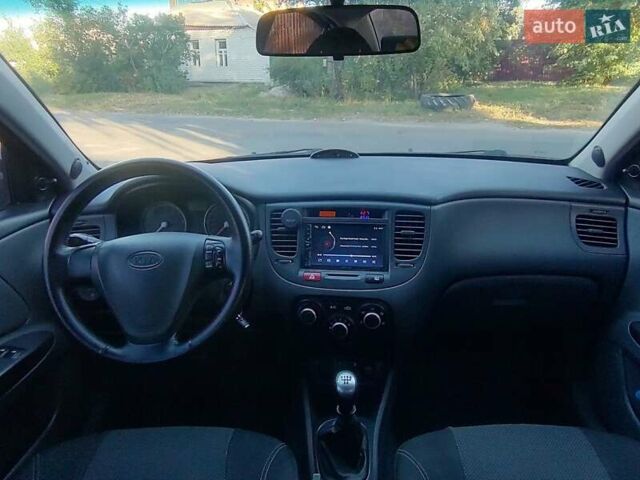 Червоний Кіа Ріо, об'ємом двигуна 1.4 л та пробігом 152 тис. км за 6000 $, фото 8 на Automoto.ua