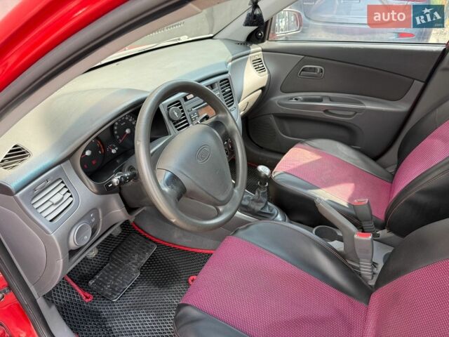 Красный Киа Рио, объемом двигателя 1.4 л и пробегом 155 тыс. км за 3700 $, фото 15 на Automoto.ua