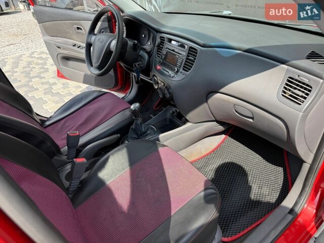 Красный Киа Рио, объемом двигателя 1.4 л и пробегом 155 тыс. км за 3700 $, фото 23 на Automoto.ua