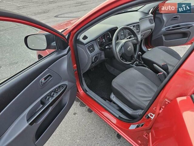 Красный Киа Рио, объемом двигателя 1.4 л и пробегом 180 тыс. км за 4500 $, фото 10 на Automoto.ua