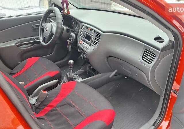 Красный Киа Рио, объемом двигателя 1.4 л и пробегом 180 тыс. км за 4750 $, фото 11 на Automoto.ua