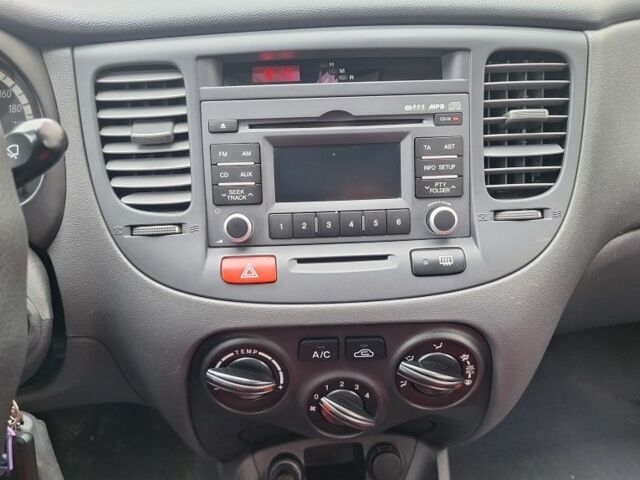 Красный Киа Рио, объемом двигателя 1.4 л и пробегом 180 тыс. км за 4750 $, фото 12 на Automoto.ua