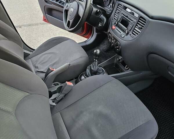 Красный Киа Рио, объемом двигателя 1.4 л и пробегом 180 тыс. км за 4500 $, фото 15 на Automoto.ua