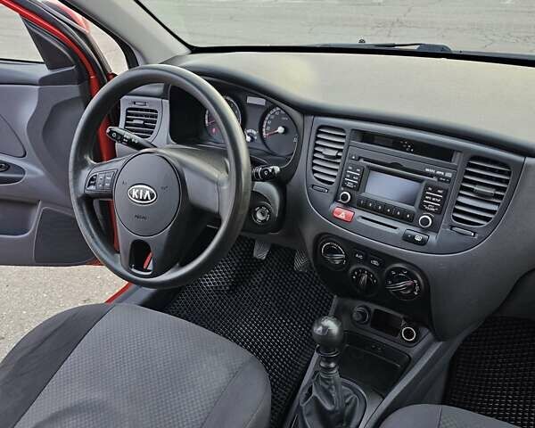 Красный Киа Рио, объемом двигателя 1.4 л и пробегом 180 тыс. км за 4500 $, фото 17 на Automoto.ua
