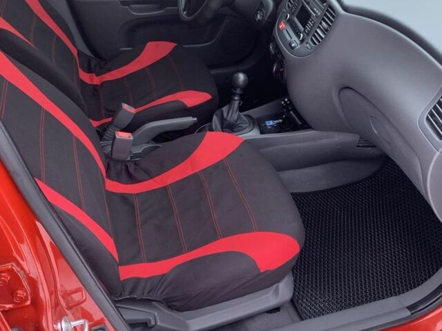 Червоний Кіа Ріо, об'ємом двигуна 1.4 л та пробігом 184 тис. км за 5300 $, фото 10 на Automoto.ua