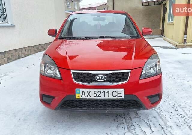 Красный Киа Рио, объемом двигателя 1.4 л и пробегом 180 тыс. км за 4750 $, фото 7 на Automoto.ua