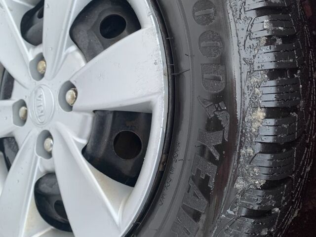 Червоний Кіа Ріо, об'ємом двигуна 1.4 л та пробігом 184 тис. км за 5300 $, фото 7 на Automoto.ua