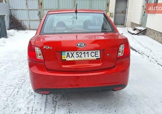 Красный Киа Рио, объемом двигателя 1.4 л и пробегом 180 тыс. км за 4750 $, фото 4 на Automoto.ua