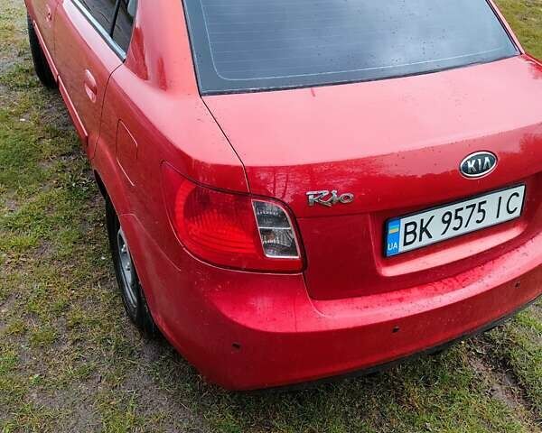 Красный Киа Рио, объемом двигателя 1.4 л и пробегом 210 тыс. км за 4600 $, фото 8 на Automoto.ua