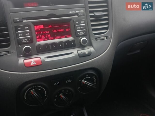 Красный Киа Рио, объемом двигателя 1.5 л и пробегом 364 тыс. км за 4500 $, фото 5 на Automoto.ua