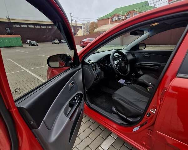 Червоний Кіа Ріо, об'ємом двигуна 1.4 л та пробігом 275 тис. км за 4200 $, фото 9 на Automoto.ua