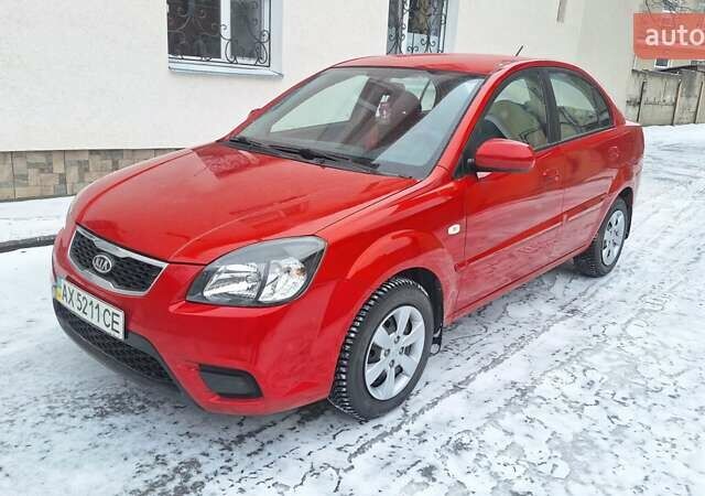 Красный Киа Рио, объемом двигателя 1.4 л и пробегом 180 тыс. км за 4750 $, фото 1 на Automoto.ua