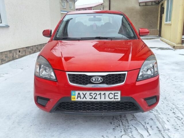 Красный Киа Рио, объемом двигателя 1.4 л и пробегом 180 тыс. км за 4750 $, фото 5 на Automoto.ua