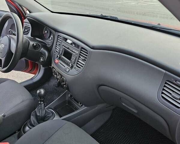Красный Киа Рио, объемом двигателя 1.4 л и пробегом 180 тыс. км за 4500 $, фото 16 на Automoto.ua