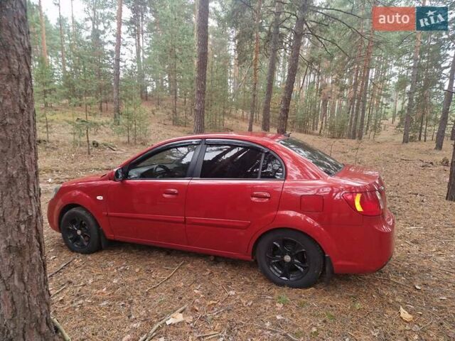 Красный Киа Рио, объемом двигателя 1.4 л и пробегом 275 тыс. км за 4250 $, фото 4 на Automoto.ua