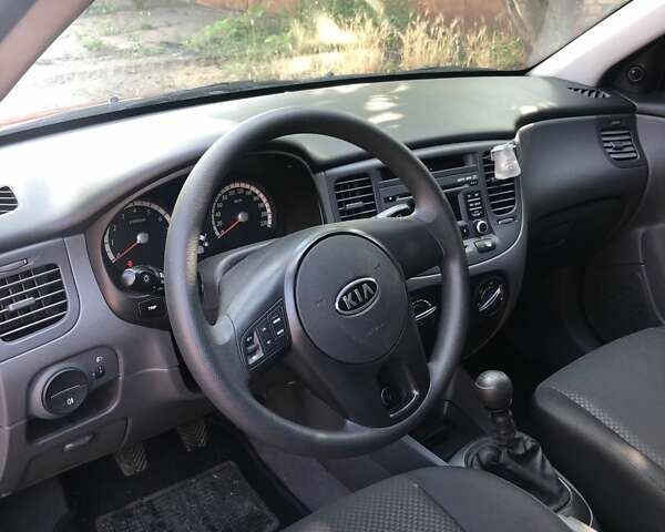 Червоний Кіа Ріо, об'ємом двигуна 1.4 л та пробігом 17 тис. км за 8000 $, фото 7 на Automoto.ua