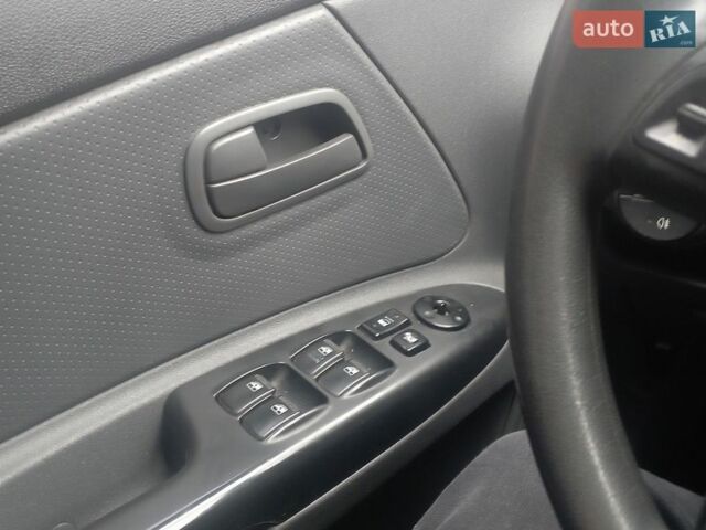 Красный Киа Рио, объемом двигателя 1.5 л и пробегом 364 тыс. км за 4500 $, фото 4 на Automoto.ua